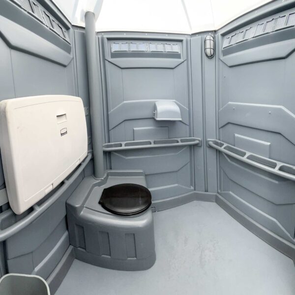 Toilette chimique adaptée avec table à langer - Image 3