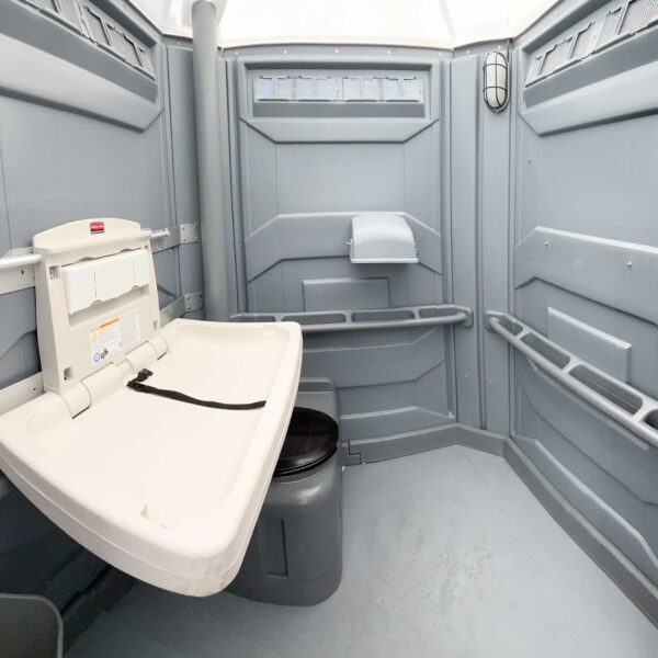 Toilette chimique adaptée avec table à langer - Image 2